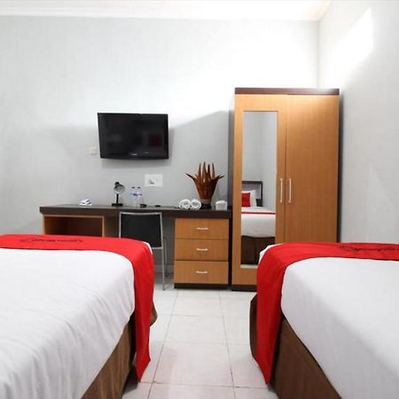 Reddoorz Plus @ Hotel Star 88 Tugu Екстериор снимка