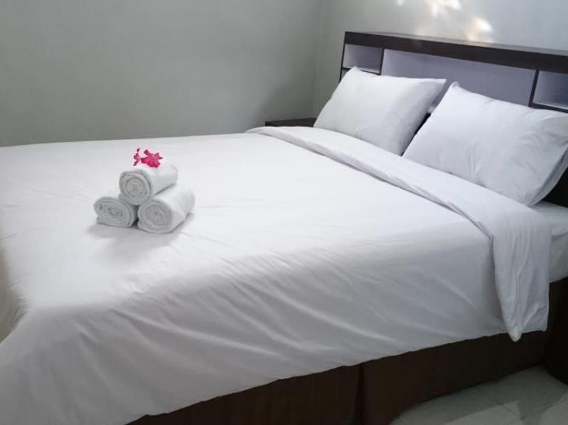 Reddoorz Plus @ Hotel Star 88 Tugu Екстериор снимка