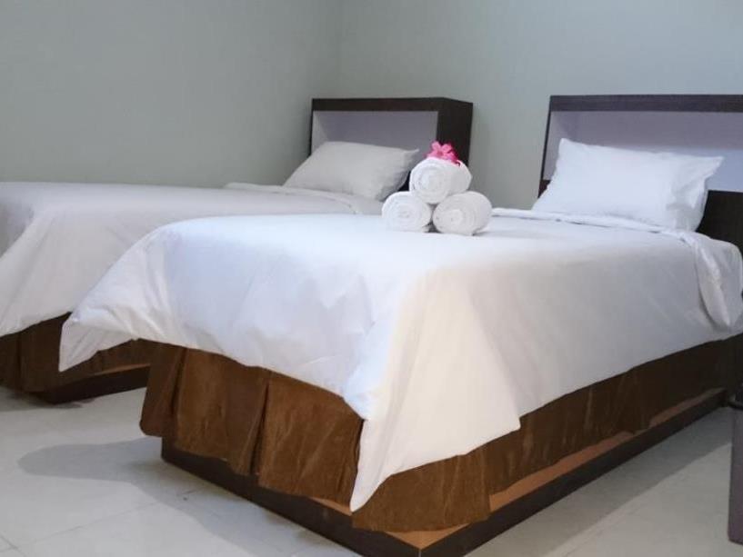 Reddoorz Plus @ Hotel Star 88 Tugu Екстериор снимка
