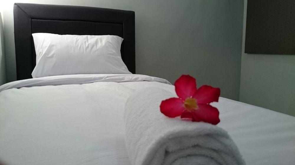 Reddoorz Plus @ Hotel Star 88 Tugu Екстериор снимка