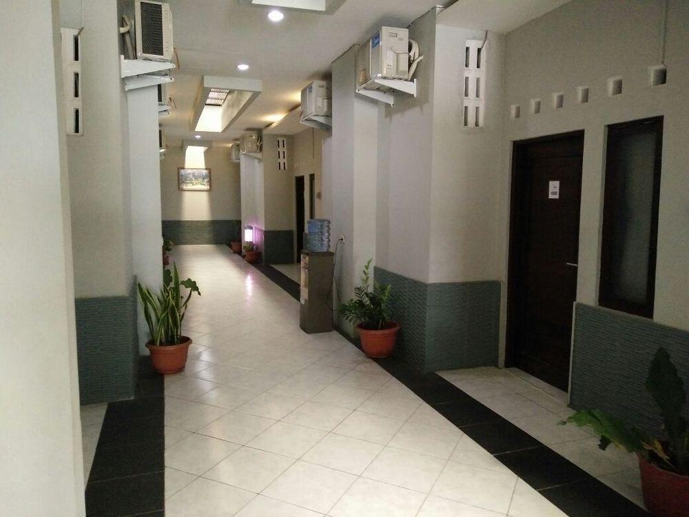 Reddoorz Plus @ Hotel Star 88 Tugu Екстериор снимка