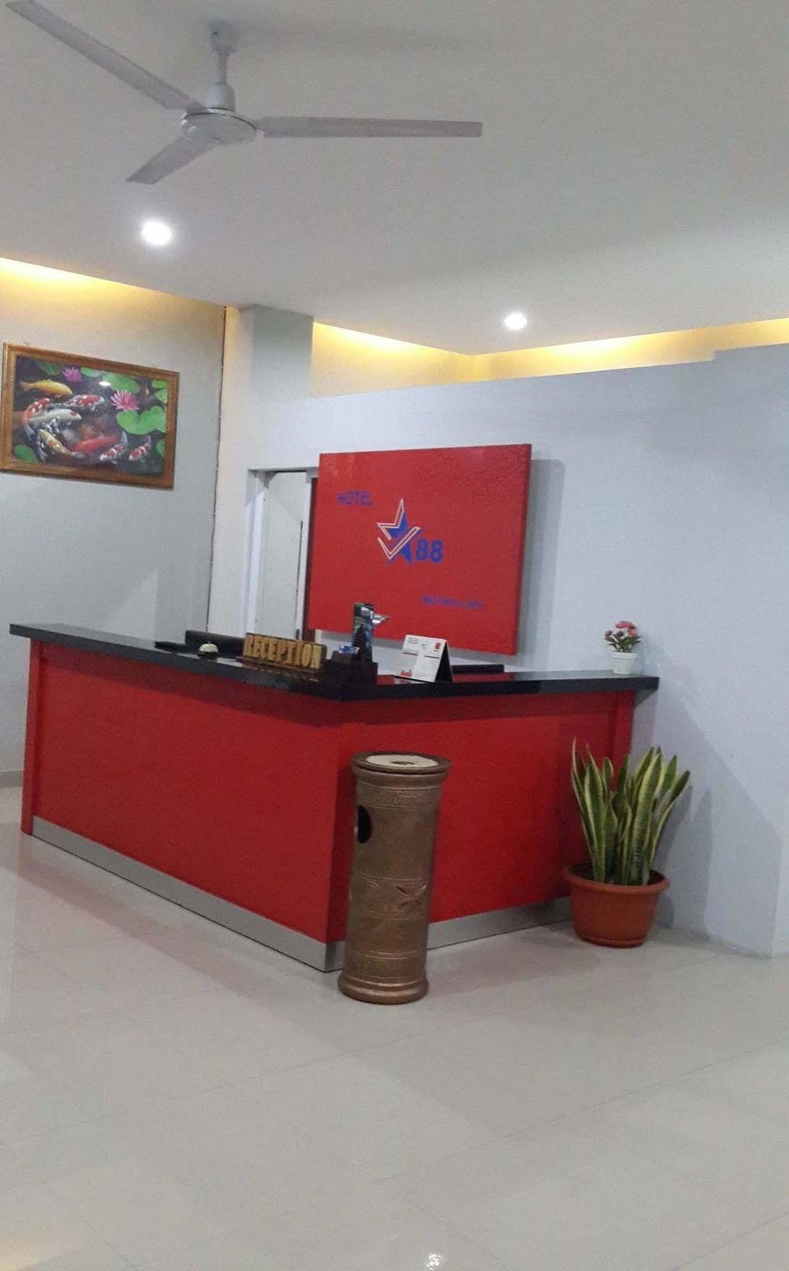Reddoorz Plus @ Hotel Star 88 Tugu Екстериор снимка