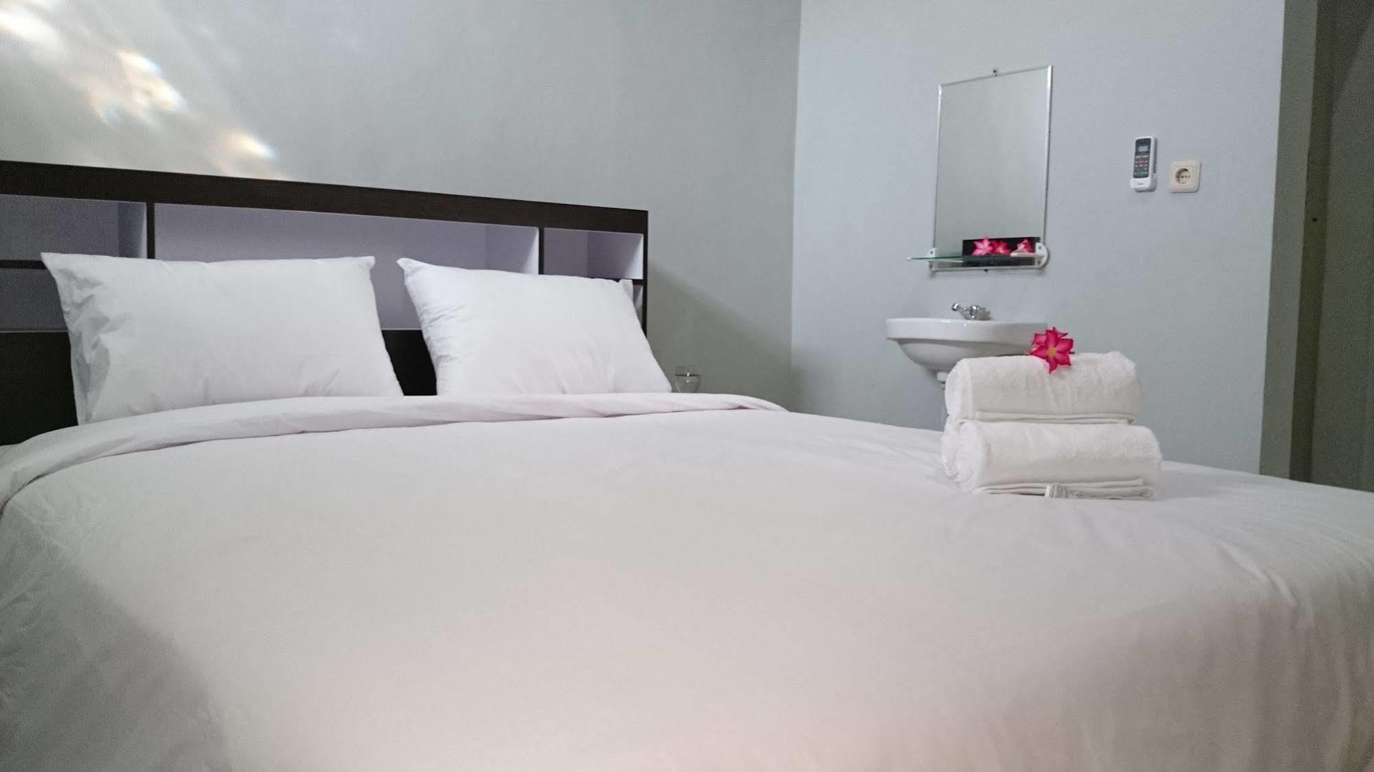 Reddoorz Plus @ Hotel Star 88 Tugu Екстериор снимка