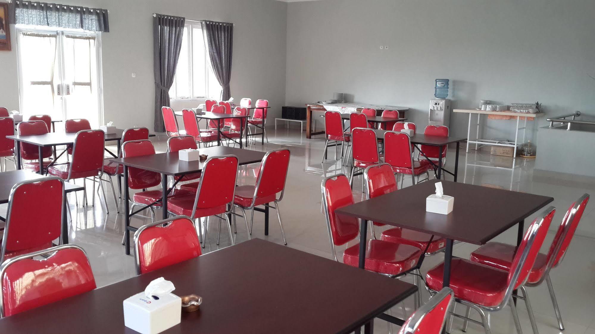 Reddoorz Plus @ Hotel Star 88 Tugu Екстериор снимка