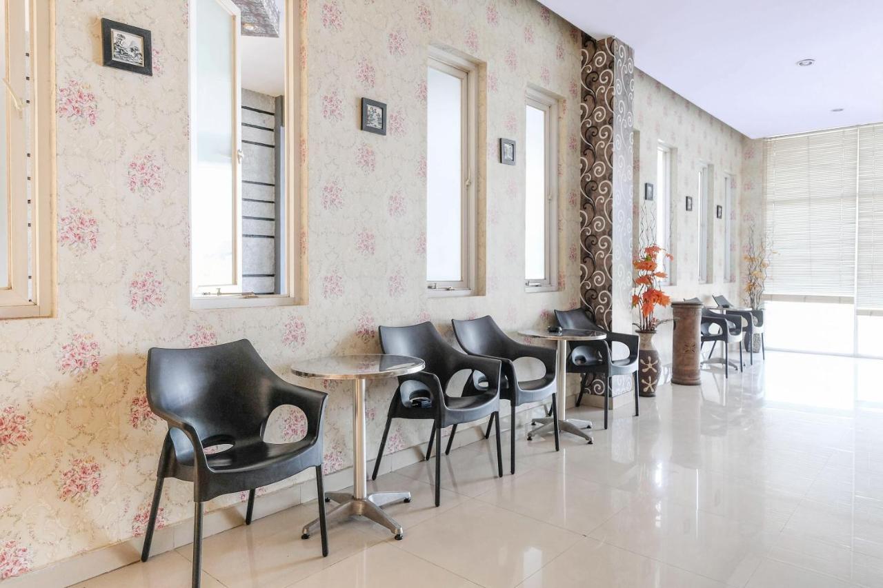 Reddoorz Plus @ Hotel Star 88 Tugu Екстериор снимка