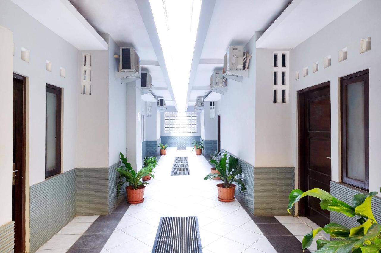 Reddoorz Plus @ Hotel Star 88 Tugu Екстериор снимка