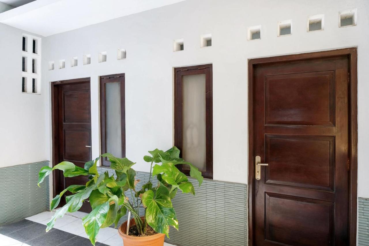 Reddoorz Plus @ Hotel Star 88 Tugu Екстериор снимка