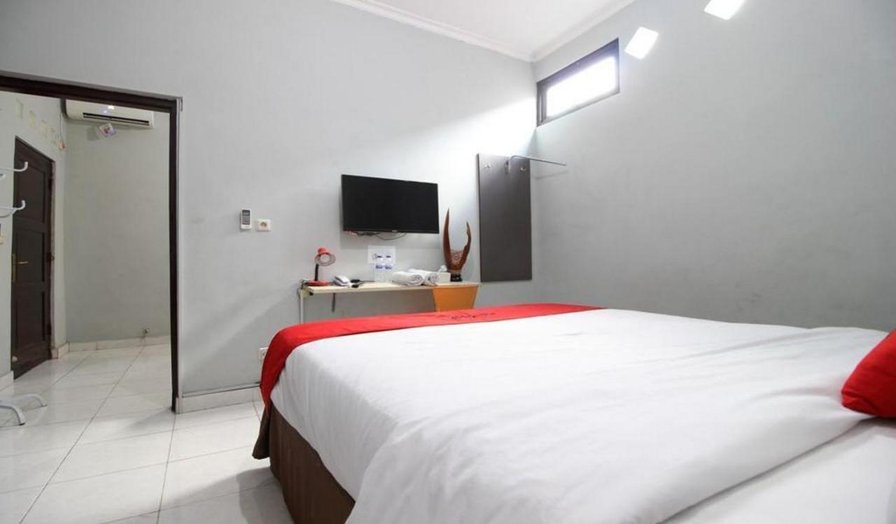Reddoorz Plus @ Hotel Star 88 Tugu Екстериор снимка