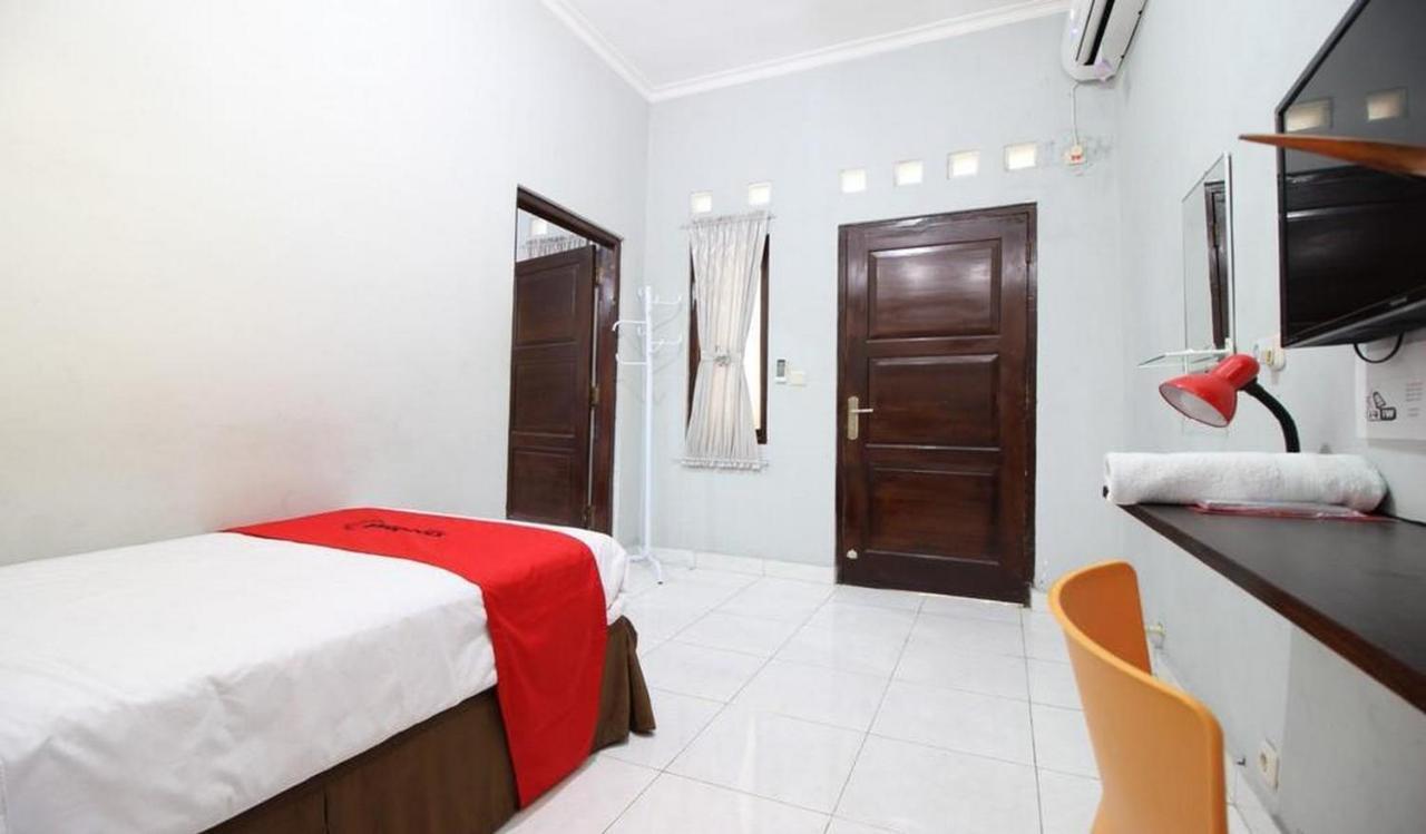 Reddoorz Plus @ Hotel Star 88 Tugu Екстериор снимка