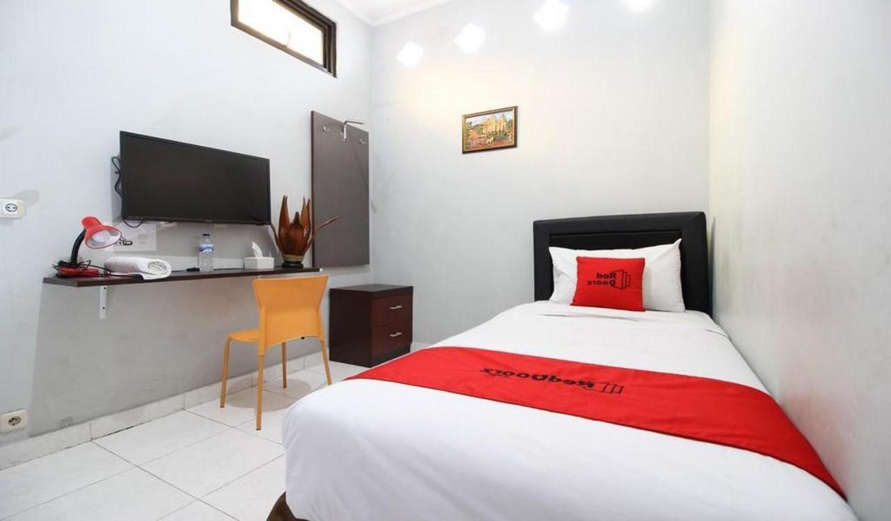 Reddoorz Plus @ Hotel Star 88 Tugu Екстериор снимка