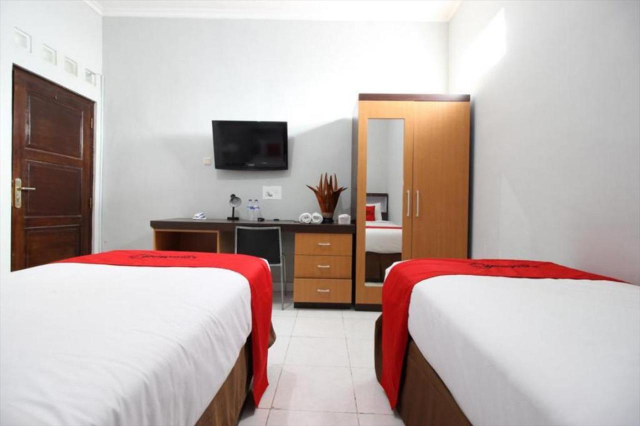 Reddoorz Plus @ Hotel Star 88 Tugu Екстериор снимка