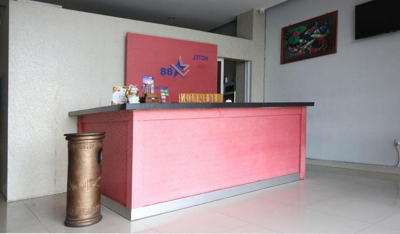 Reddoorz Plus @ Hotel Star 88 Tugu Екстериор снимка