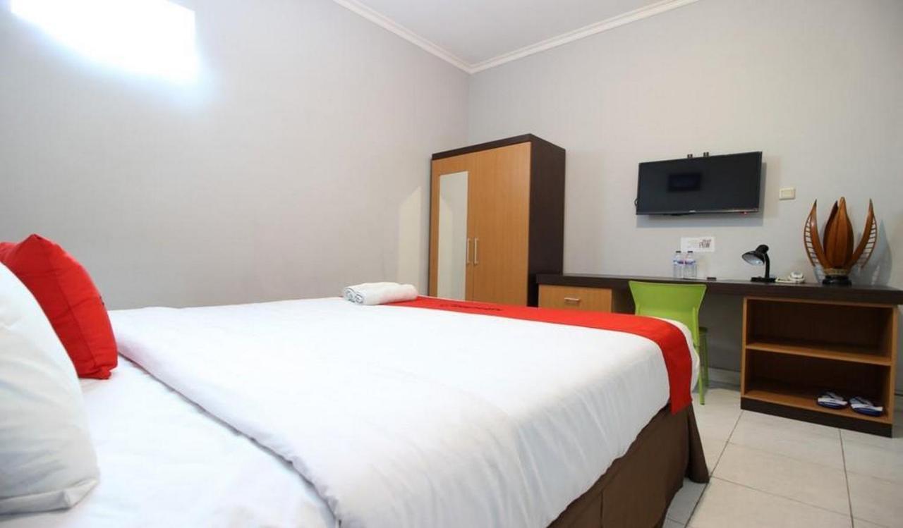Reddoorz Plus @ Hotel Star 88 Tugu Екстериор снимка