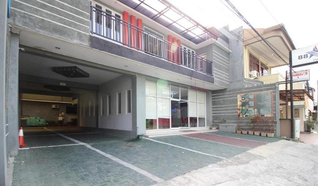 Reddoorz Plus @ Hotel Star 88 Tugu Екстериор снимка