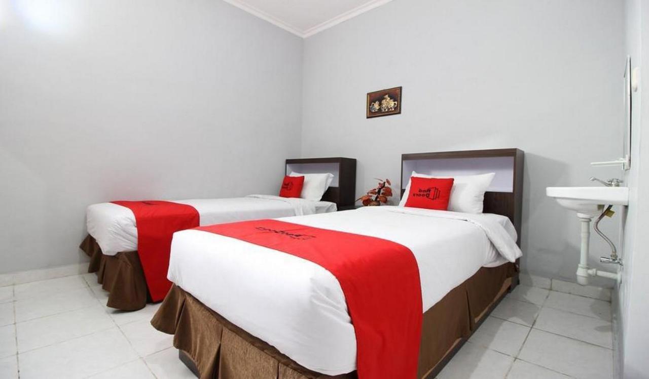 Reddoorz Plus @ Hotel Star 88 Tugu Екстериор снимка