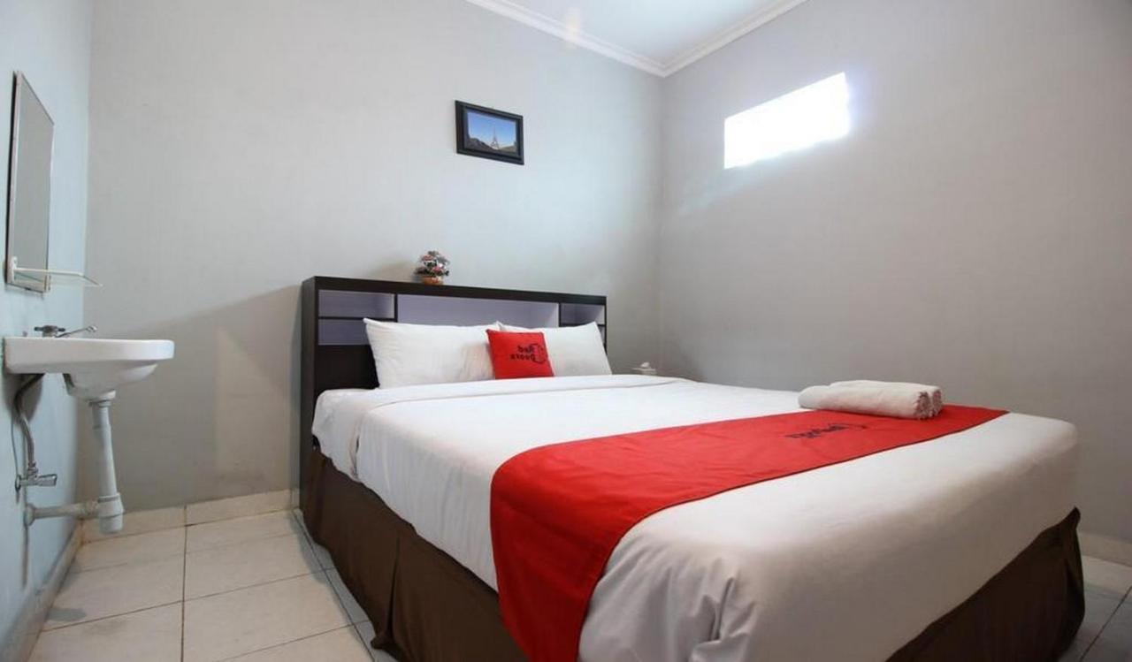 Reddoorz Plus @ Hotel Star 88 Tugu Екстериор снимка